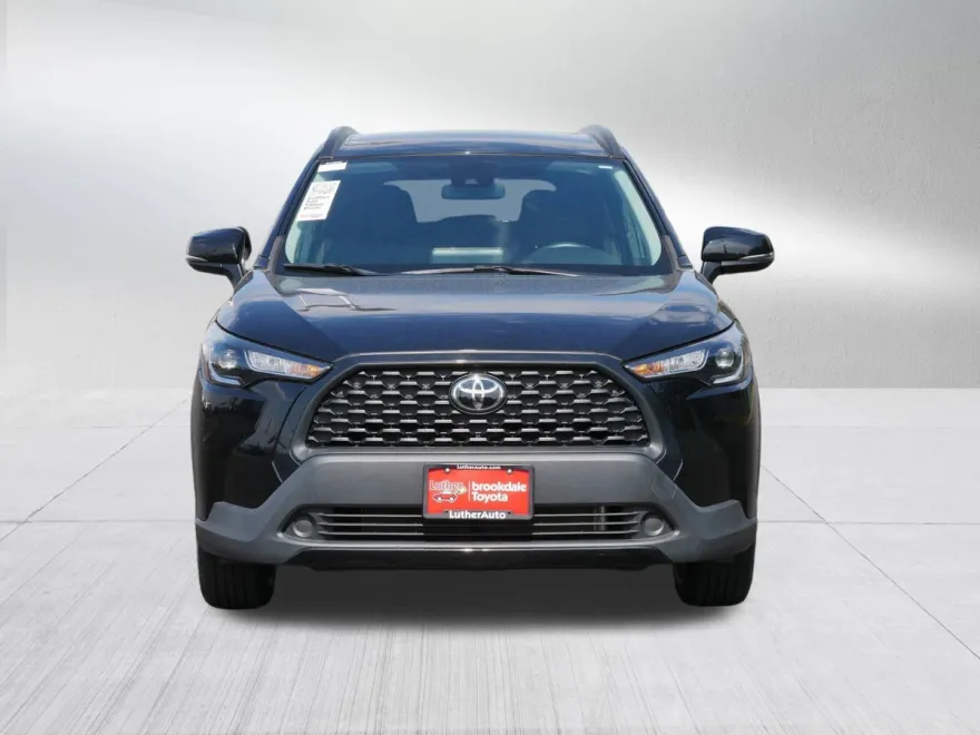 2022 Toyota Corolla Cross LE photo 1