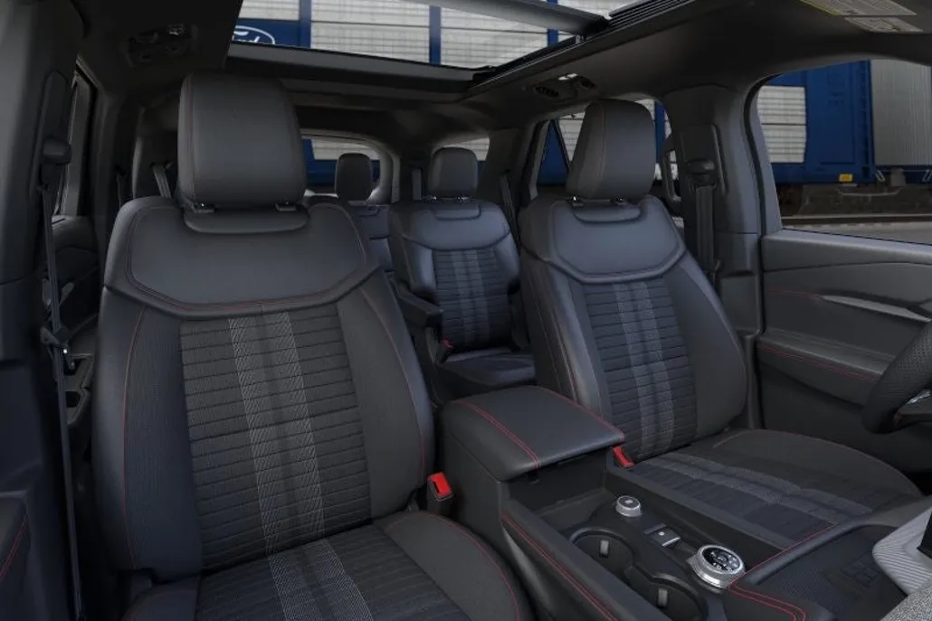 2025 Ford Explorer ST-Line photo 1