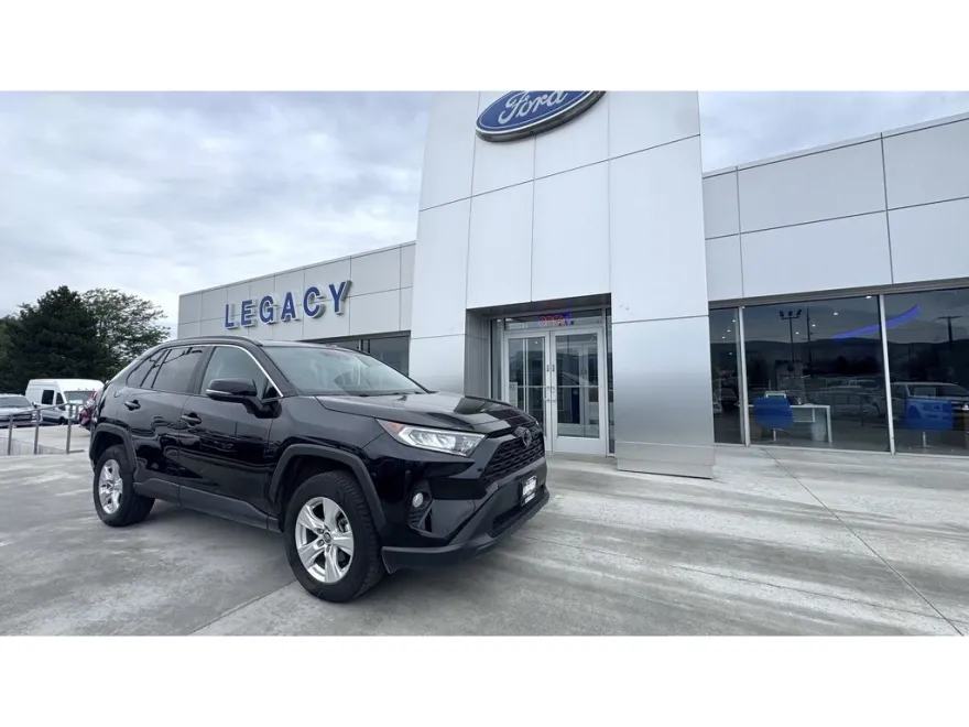 2020 Toyota RAV4 XLE photo 1