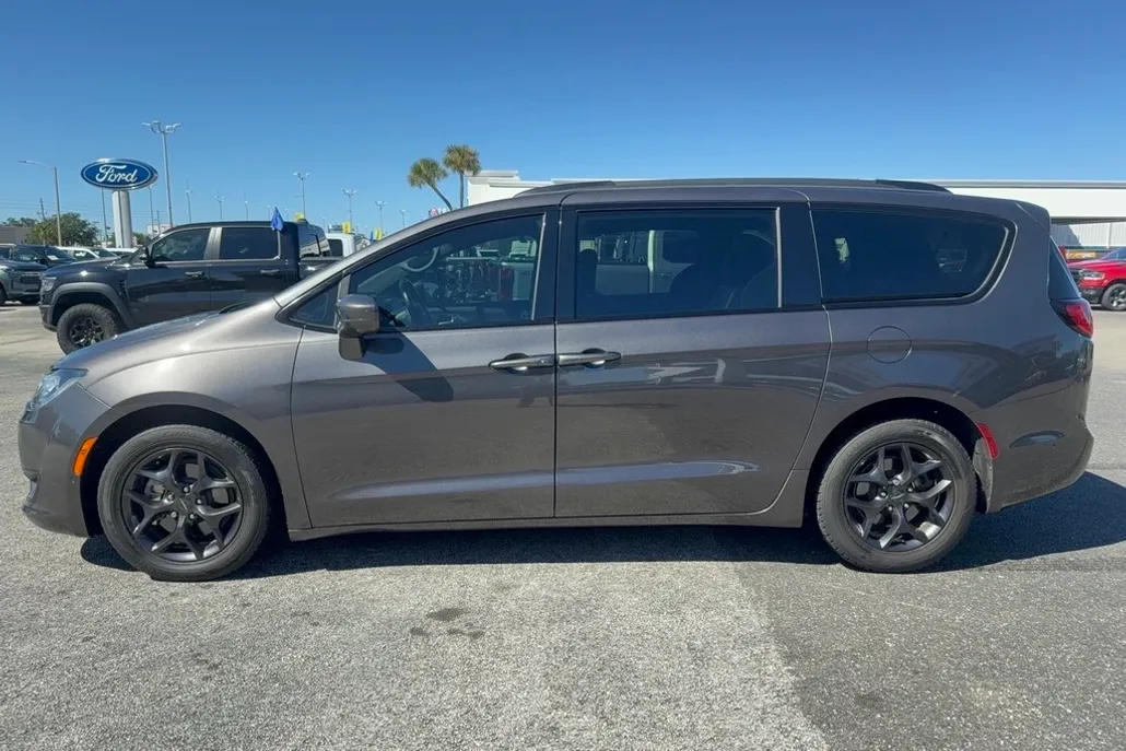 2019 Chrysler Pacifica Touring Plus photo 1