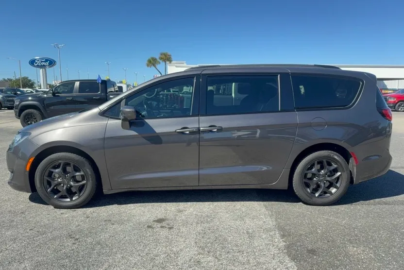 2019 Chrysler Pacifica Touring Plus photo 1