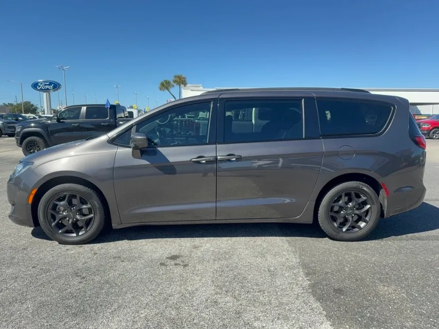 2019 Chrysler Pacifica Touring Plus photo 1