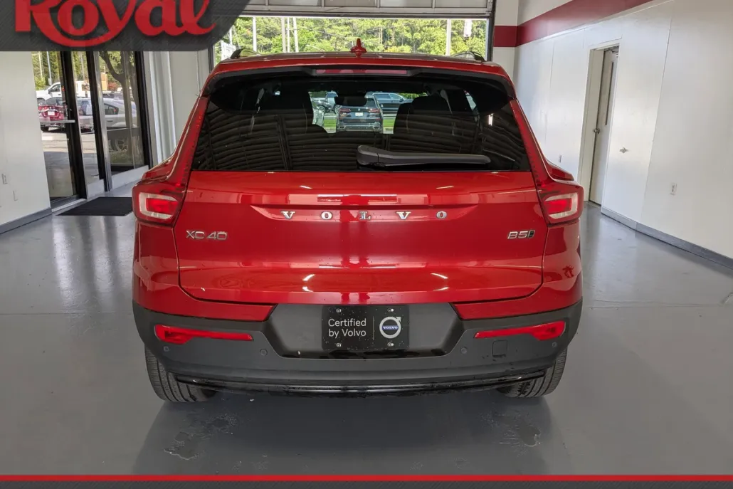 2024 Volvo XC40 Plus photo 1