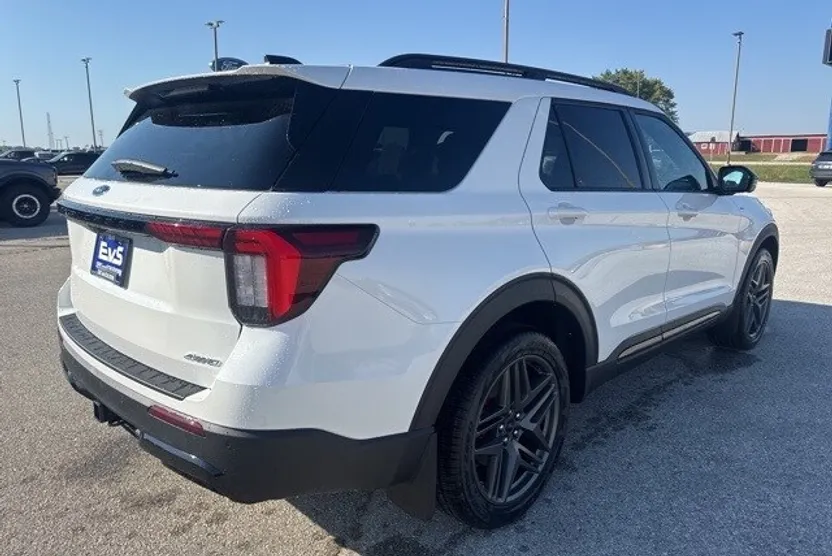 2025 Ford Explorer ST-Line photo 1
