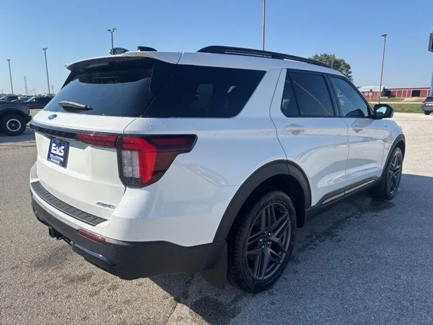 2025 Ford Explorer ST-Line photo 1
