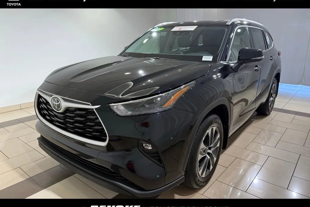 2022 Toyota Highlander XLE photo 1