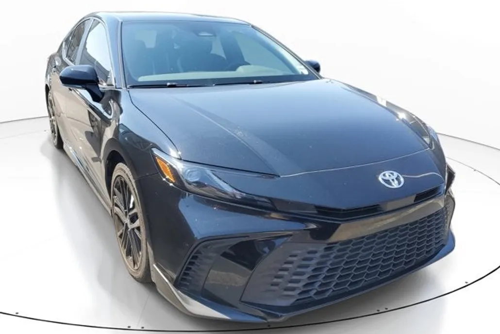 2025 Toyota Camry SE photo 1