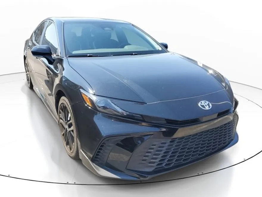 2025 Toyota Camry SE photo 1