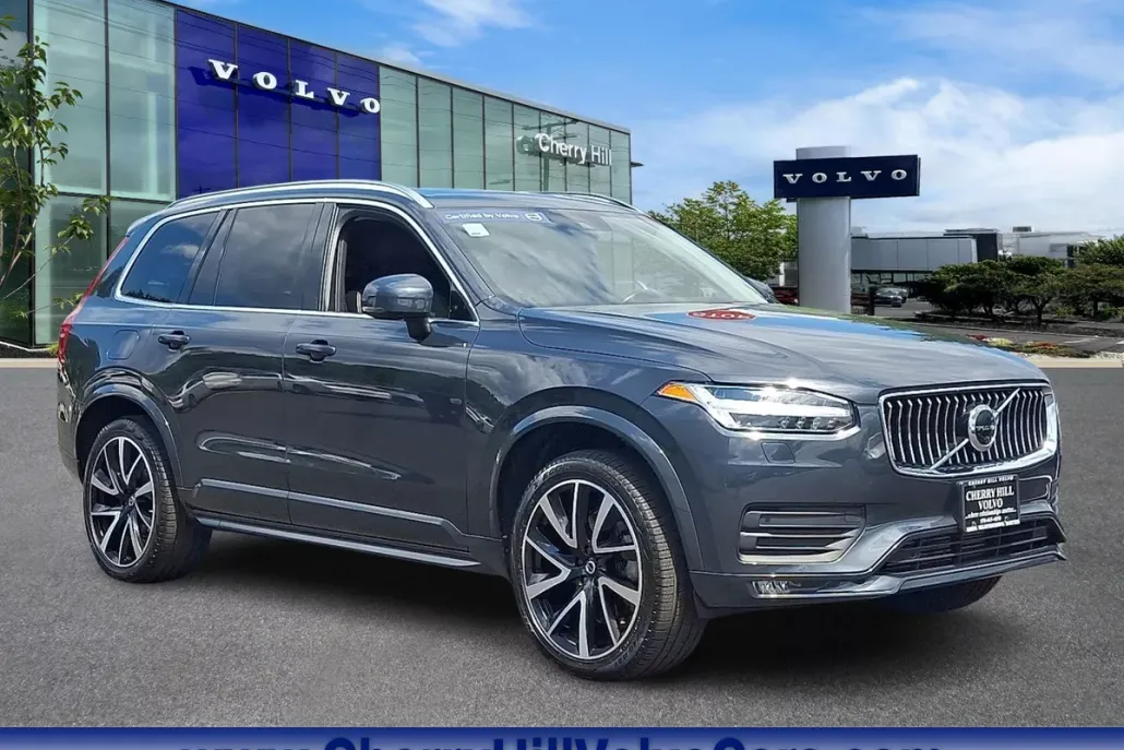 2022 Volvo XC90 T6 Momentum photo 1