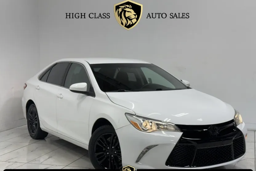 2016 Toyota Camry SE photo 1