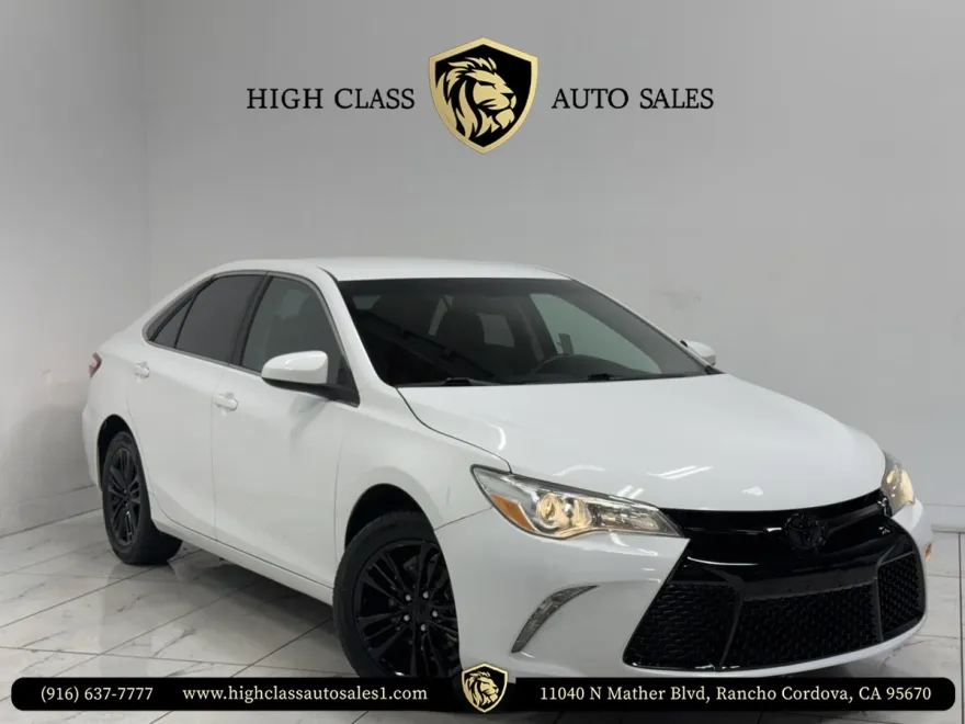 2016 Toyota Camry SE photo 1