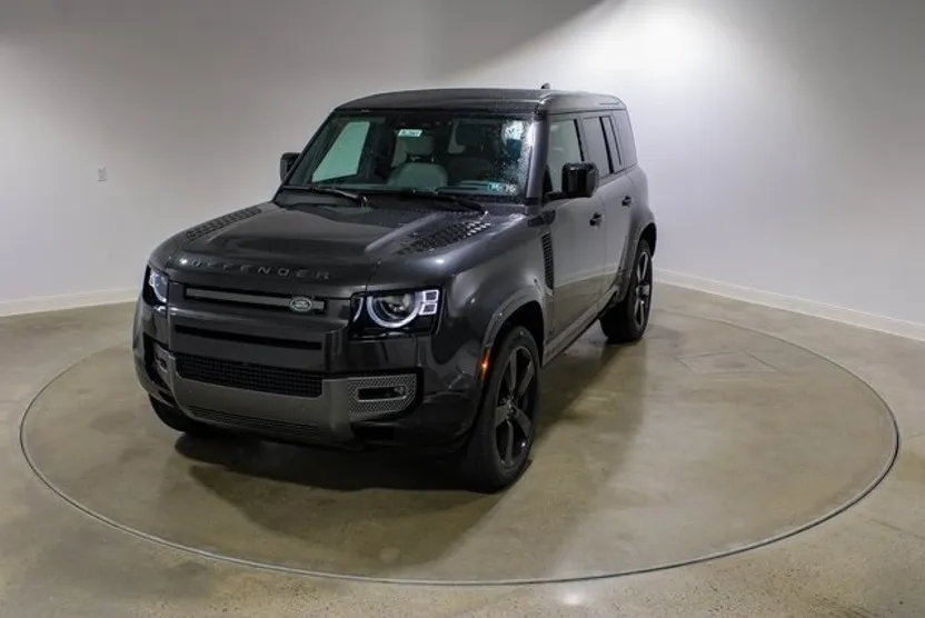 2025 Land Rover Defender 110 V8 photo 1
