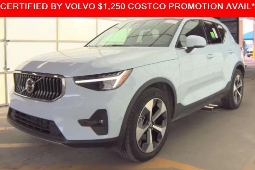 2025 Volvo XC40 Plus photo 1