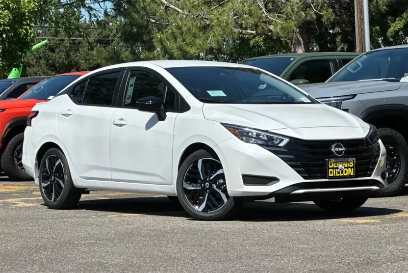 2025 Nissan Versa 1.6 SR photo 1