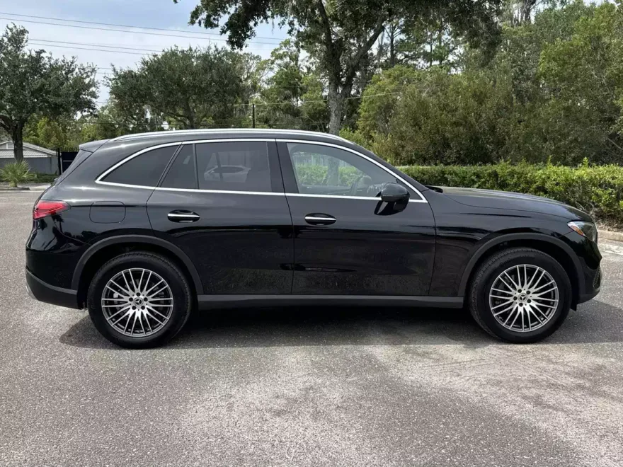 2025 Mercedes Benz GLC 300 photo 1