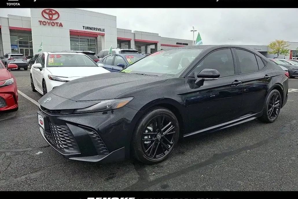 2025 Toyota Camry SE photo 1