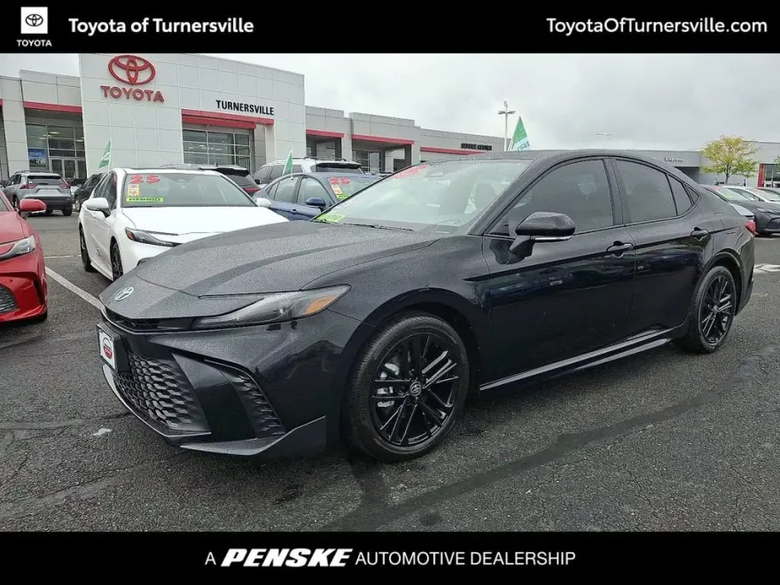 2025 Toyota Camry SE photo 1