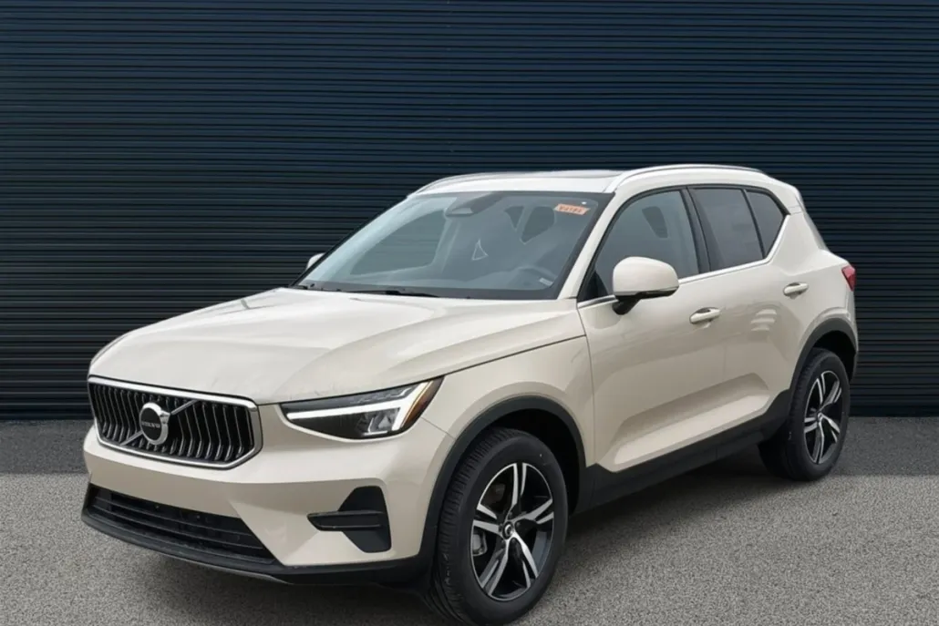 2025 Volvo XC40 Core photo 1