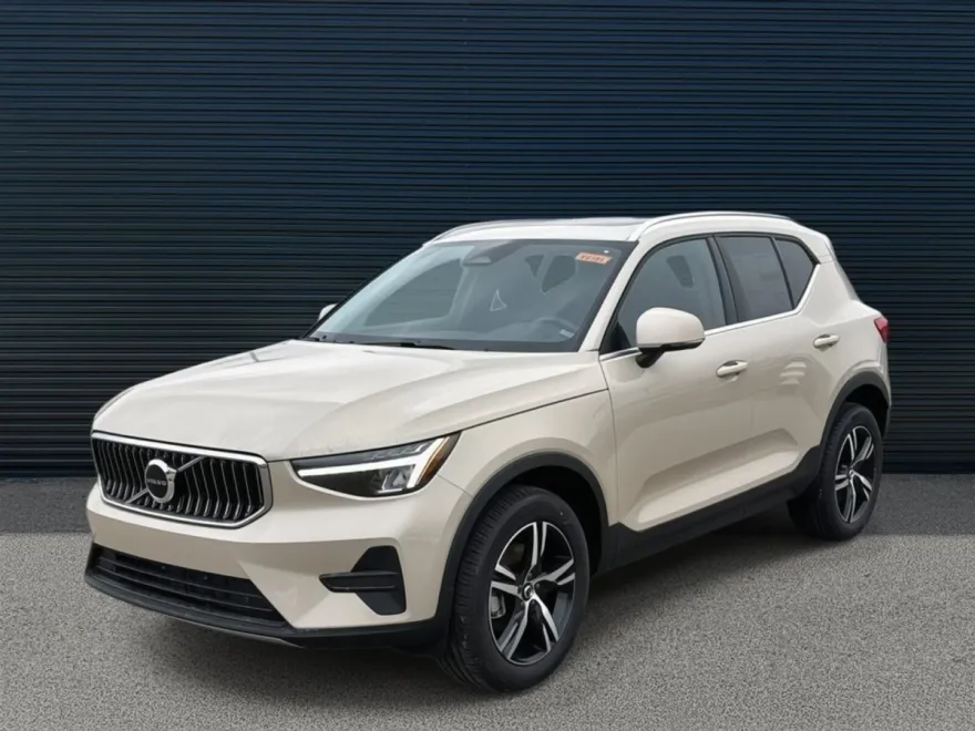2025 Volvo XC40 Core photo 1