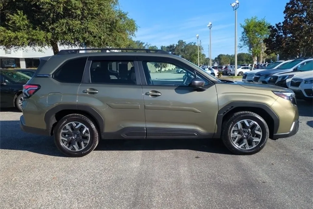 2025 Subaru Forester Premium Base photo 1