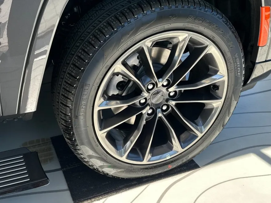 2024 Jeep Grand Wagoneer L photo 2