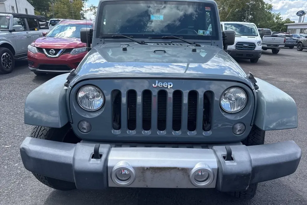 2014 Jeep Wrangler Unlimited Sahara photo 1