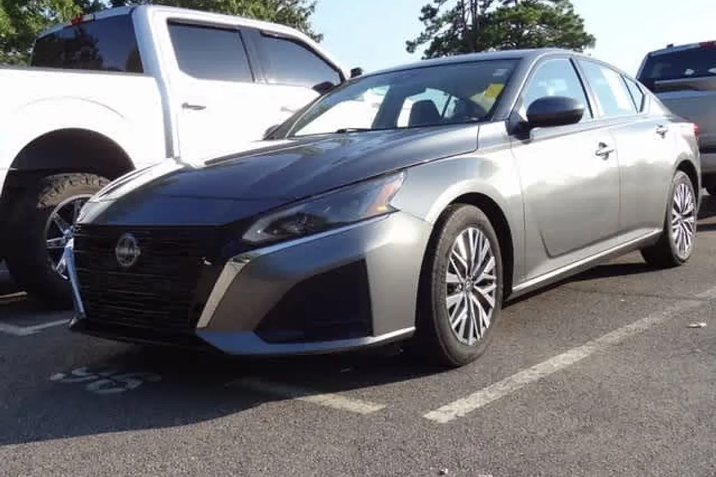 2023 Nissan Altima 2.5 SV photo 1