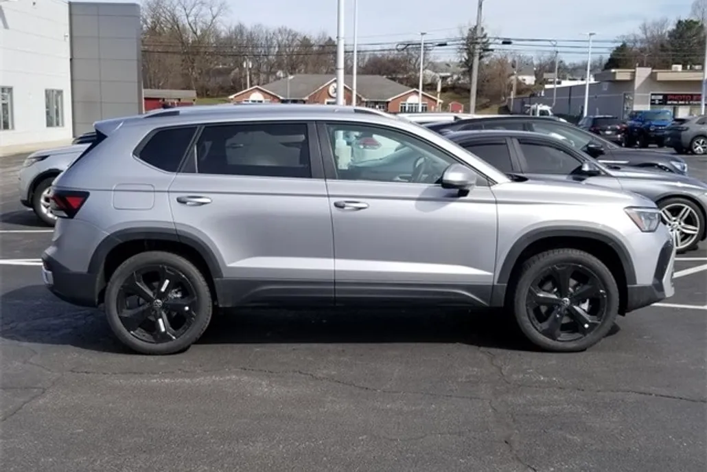2025 Volkswagen Taos SEL photo 1