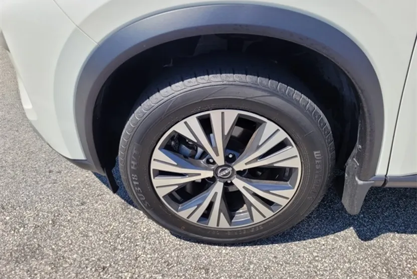 2022 Nissan Rogue SV photo 1