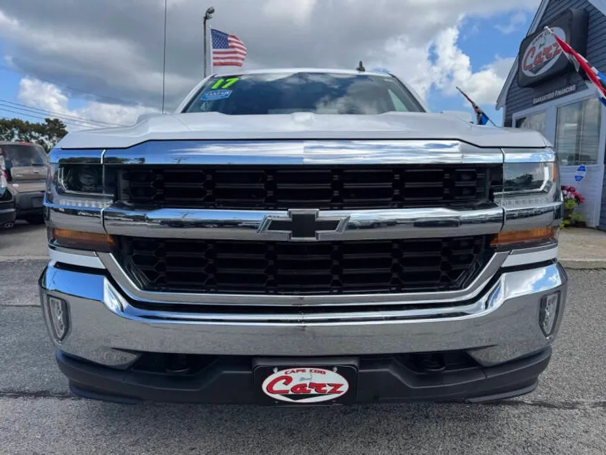 2017 Chevrolet Silverado LT photo 1