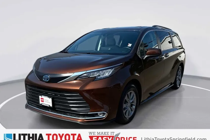 2022 Toyota Sienna XLE photo 1