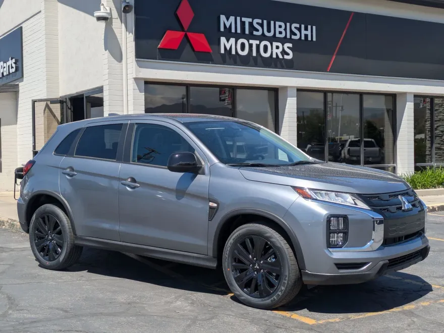 2025 Mitsubishi Outlander Sport LE photo 1