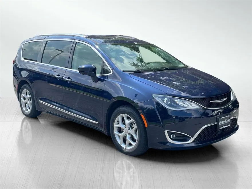 2017 Chrysler Pacifica Touring Plus photo 1