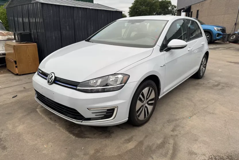 2017 Volkswagen e-Golf SE photo 1