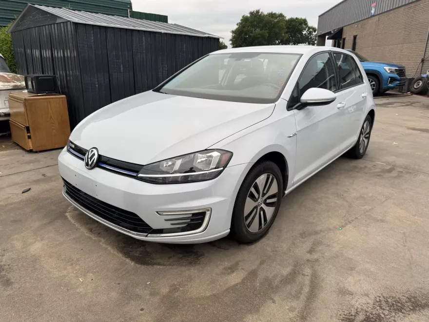 2017 Volkswagen e-Golf SE photo 1