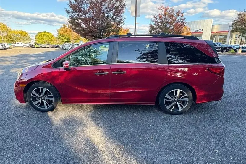 2024 Honda Odyssey Touring photo 1