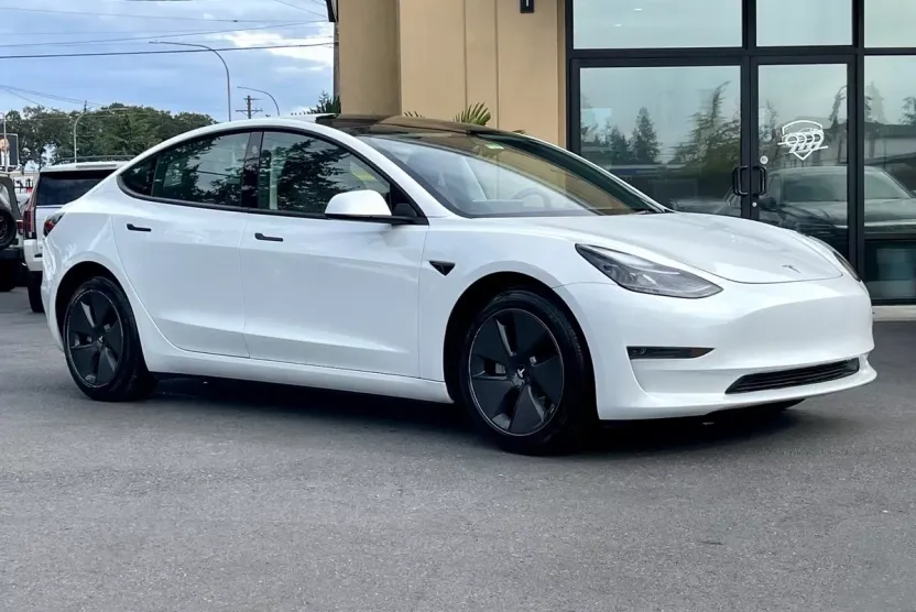 2023 Tesla Model 3 photo 1