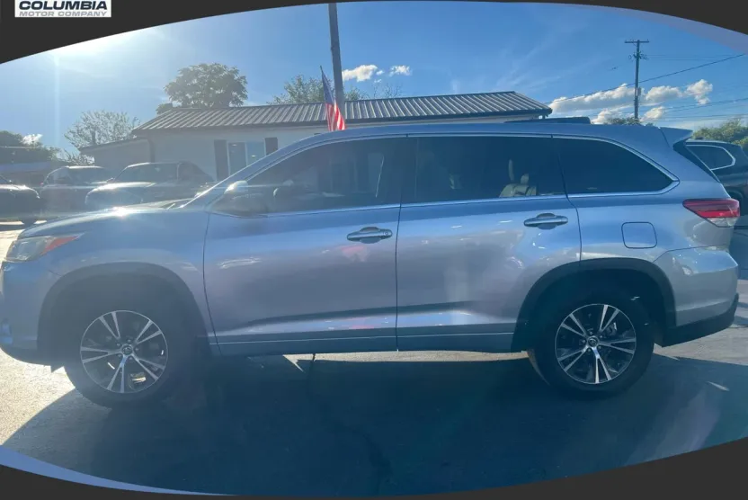 2017 Toyota Highlander LE Sport photo 1