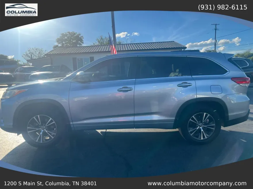 2017 Toyota Highlander LE Sport photo 1