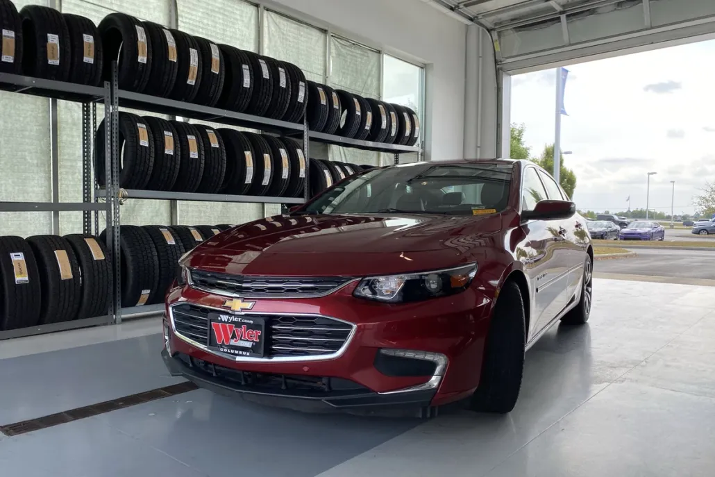 2017 Chevrolet Malibu 1LT photo 1