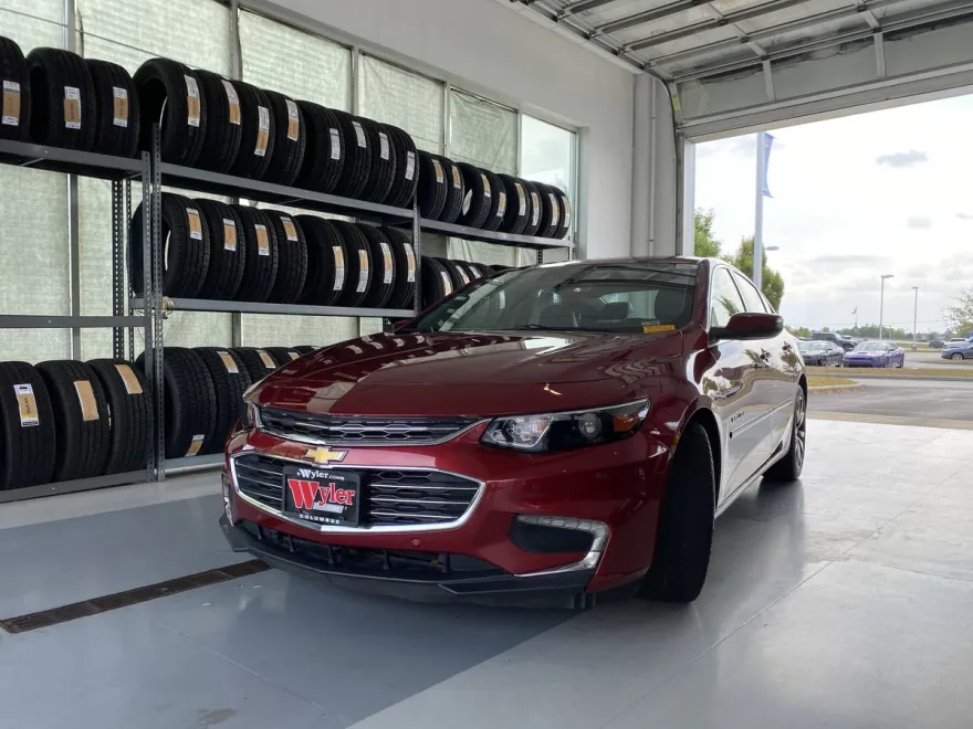 2017 Chevrolet Malibu 1LT photo 1