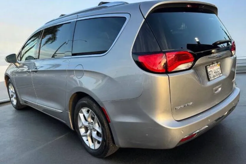 2019 Chrysler Pacifica Limited photo 1