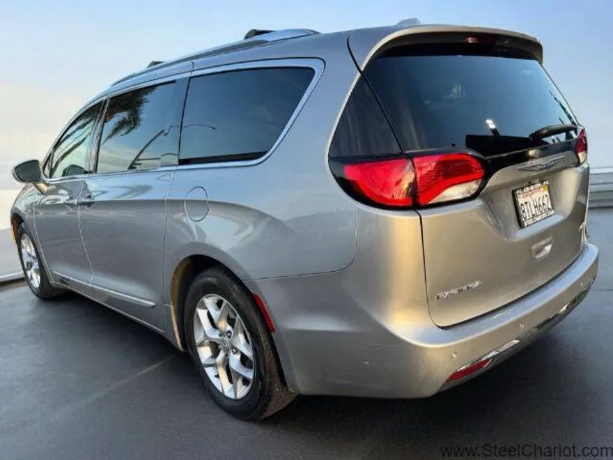 2019 Chrysler Pacifica Limited photo 1