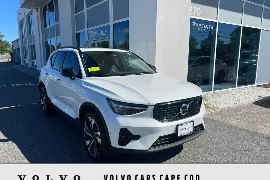 2025 Volvo XC40 Plus photo 1