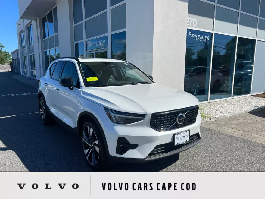 2025 Volvo XC40 Plus photo 1