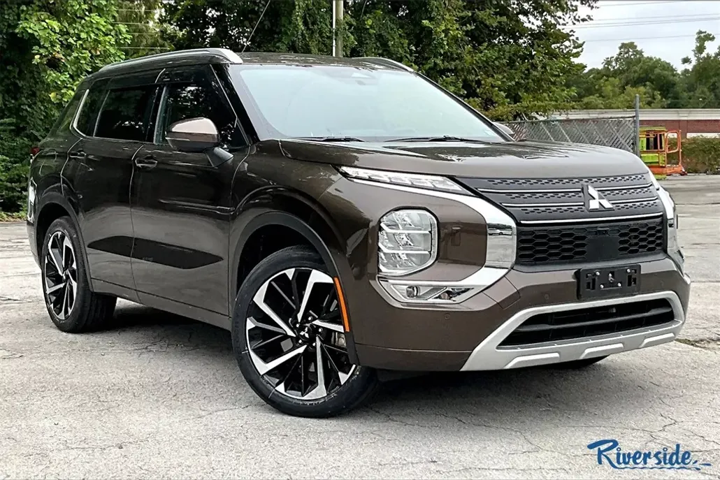 2024 Mitsubishi Outlander SEL photo 1