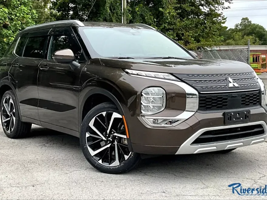 2024 Mitsubishi Outlander SEL photo 1