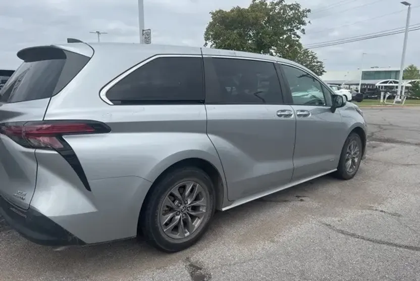 2021 Toyota Sienna XLE photo 1