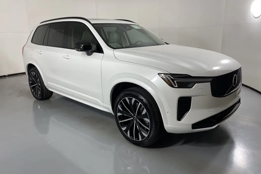 2026 Volvo XC90 T8 photo 1