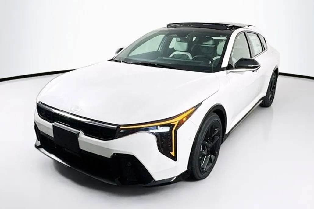 2025 Kia K4 GT-Line Turbo photo 1